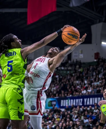 Tofaş play-in serisinde öne geçti