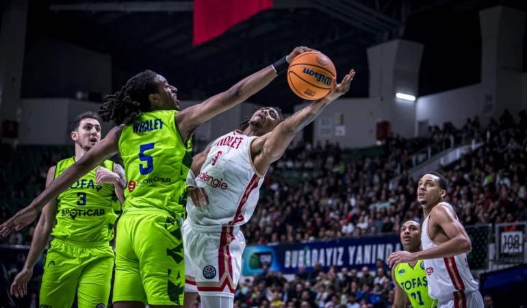 Tofaş play-in serisinde öne geçti