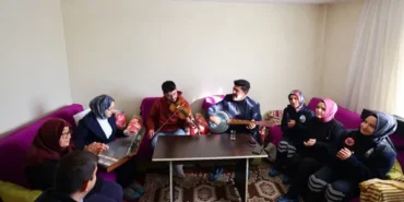 Tokat Belediyesi'nden yaşlılara temizlik ve canlı müzik hizmeti