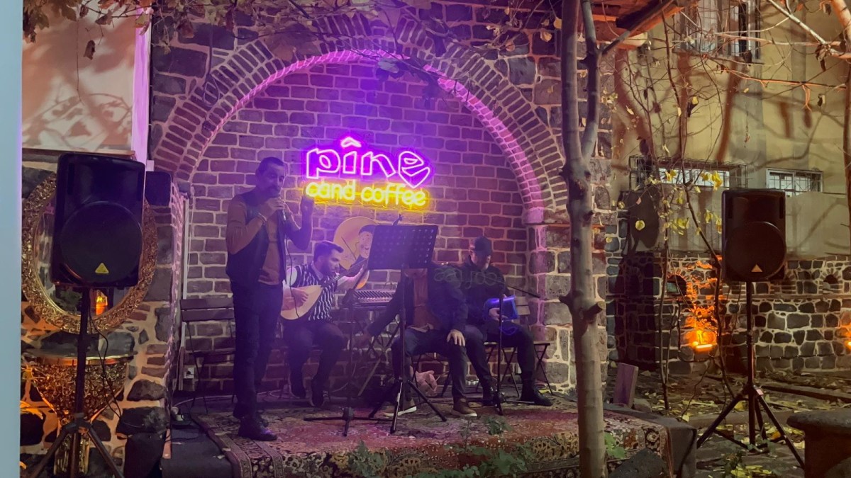 Toplumcu Gerçekçi Yazar ve Şairlerden Şiir ve Türkü Tadında Gece