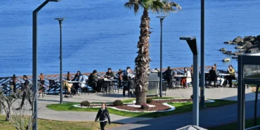 Trabzon'da güneşli havayı fırsat bilen vatandaşlar sahilde yürüyüş yaptı