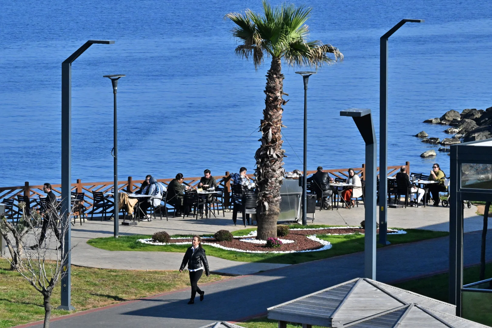 Trabzon'da güneşli havayı fırsat bilen vatandaşlar sahilde yürüyüş yaptı