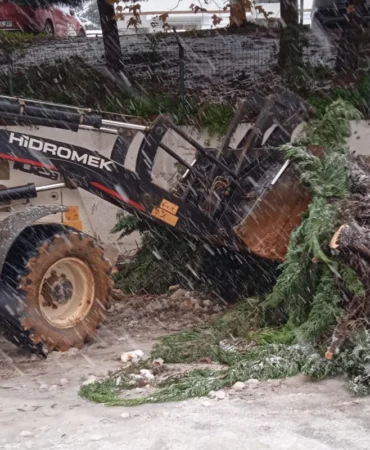 Trabzon'da kritik noktalarda kar temizliği