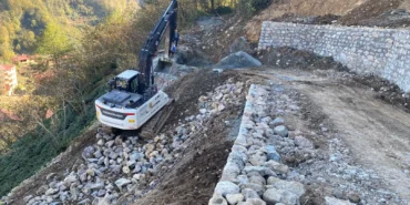 Trabzon’da taş duvar çalışmaları sürüyor