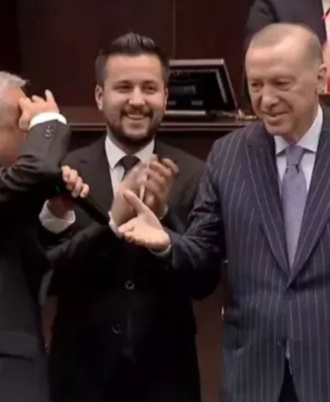 Üç Milletvekili AK Parti’ye katıldı, rozetlerini Cumhurbaşkanı Erdoğan taktı