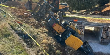 Uşak'ta devrilen kepçenin altında kalan kişi öldü