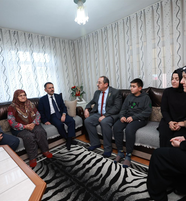 Vali Aktaş ve Başkan Büyükakın'dan şehit ailelerine yılbaşı ziyaretleri