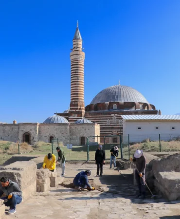 Van'daki Osmanlı kışlasında askerlerin "dokuz taş" oynadığı belirlendi