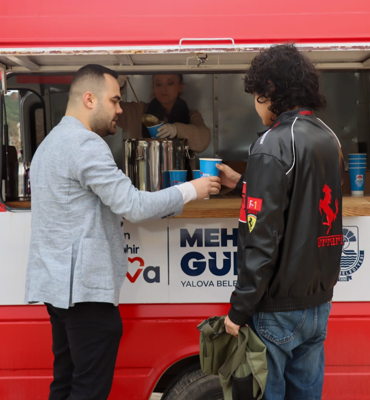 Yalova Belediyesi'nden öğrencilere sıcak çorba ikramı
