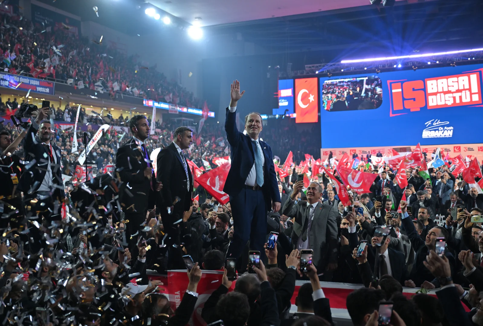 Yeniden Refah Partisi Genel Başkanı Erbakan, partisinin 3. Olağan Büyük Kongresi'ne katıldı