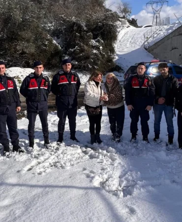 Yılın ilk kurtarma operasyonu Bursa Jandarma'dan... Kestel'de donmak üzere olan aile kurtarıldı