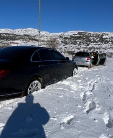 Yoğun kar nedeniyle köyde mahsur kalan vatandaşın yardımına komşusu yetişti  - Videolu Haber