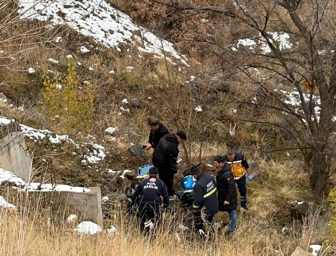 Yozgat'ta şarampole devrilen motosikletteki sürücü adayı yaralandı