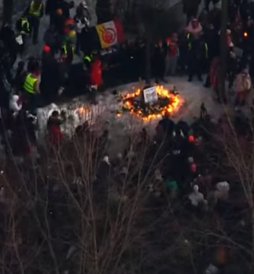 Yüzlerce yaslı, dondurucu soğukta Renee Good'u anmak için toplandı