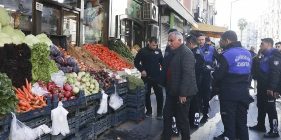 Zabıta kaldırım işgalini affetmedi
