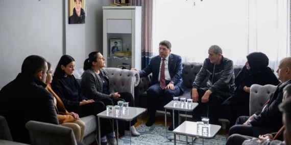 adalet-bakani-tunctan-atlas-caglayanin-ailesine-ziyaret-muBL1Hgk.webp
