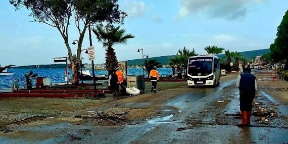 Ayvalık’ta Lodos Alarmı: Takımlar Alanda, Çalışmalar Aralıksız Sürüyor