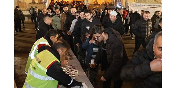 Berat Gecesi’nde Kandil Simidi ve Şerbet Dağıtıldı