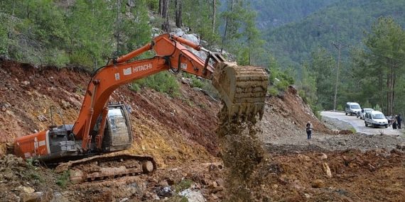 Büyükşehir Alanya’da yolları açık tutmak için gece gündüz çalışıyor