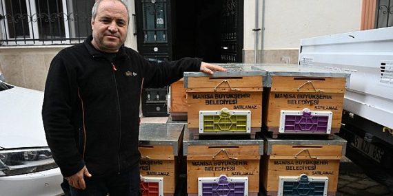 Büyükşehir’den Sel Mağduru Arıcıya Kovan Takviyesi