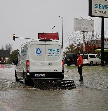 cesme-belediyesi-yagmurla-ugrasta-tum-gruplariyla-alanda-ybEm26lB.jpg