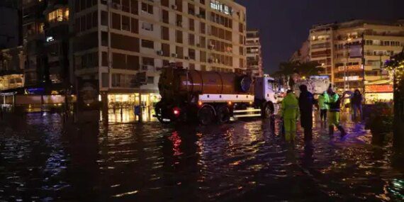 İzmir’de fırtına! Deniz ile kara birleşti