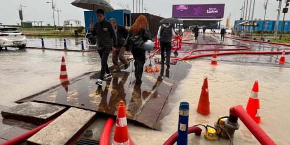 İzmir’de yollar göle döndü esnaf isyan etti: Venedik, İzmir’in yanında çaresiz kalır
