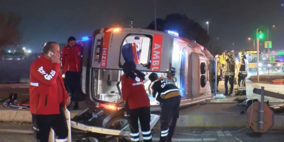 Kartal’da ambulans ile cip kafa kafaya çarpıştı: 2’si sağlık personeli 3 yaralı