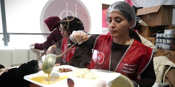 Keçiören Belediyesi’nden Sıcak Yemek ve Ramazan Kumanyası İkramı