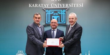 kto-karatay-universitesi-konut-sahipliginde-ts-iso-46001-dokuman-takdim-merasimi-gerceklestirildi-tdcn8iLv.jpg