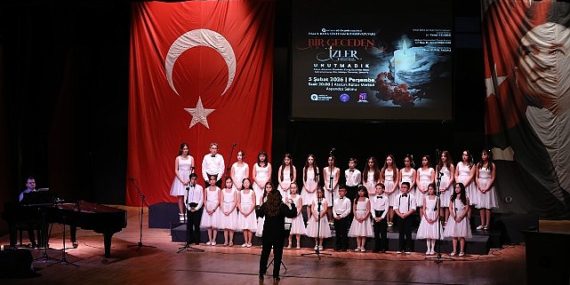 Minik kalpler müziğin birleştirici gücüyle zelzelede hayatını kaybedenleri andı