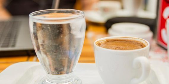 Türk kahvesiyle hangi içecek daha uygun: Su mu, soda mı?