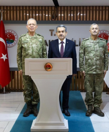 2-ordu-komutani-korgeneral-topaloglu-sirnak-valisi-ekiciyi-ziyaret-etti-R6G53Bhs.jpg