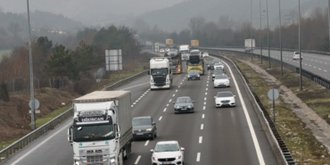 anadolu-otoyolunun-bolu-ve-duzce-kesiminde-bayram-tatili-hareketliligi-kismen-basladi-HYJT5Ef1.jpg