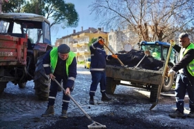 ayvalikta-yol-bakim-ve-tamirat-calismalari-suruyor-xf7sU4Rp.jpg