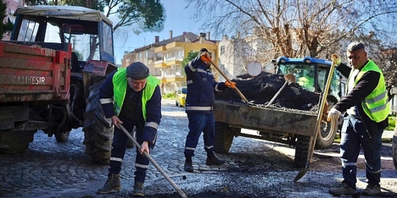 Ayvalık’ta Yol Bakım ve Tamirat Çalışmaları Sürüyor