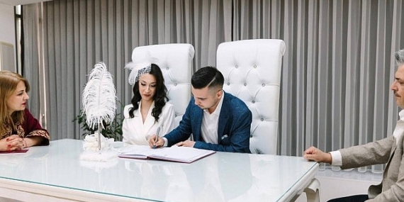 Balçova’da Yeni Evlenen Çiftlere Alışveriş Kartı Dayanağı