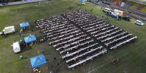 Bayındır’da Kadir Gecesi Rahmeti: Kent Stadyumu’nda Dev Gönül Sofrası Kuruldu