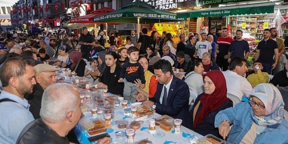 Bayraklı Belediyesi Ramazan Sofralarını Mahallelere Taşıyor