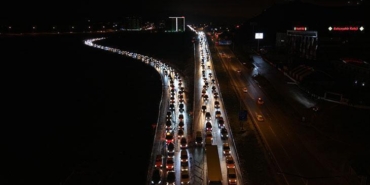 bayram-tatili-donusu-arac-kuyrugu-43-ilin-gecis-noktasinda-trafik-40-kilometreyi-asti-wNLzjICa.jpg