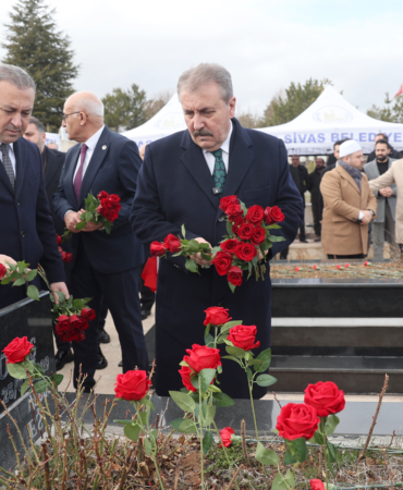 bbp-genel-baskani-destici-muhsin-yazicioglu-ve-beraberinde-vefat-edenleri-anma-programina-katildi-XEgQ8IGz.jpg