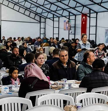 bergamada-yillar-sonra-bir-birinci-cumhuriyet-meydaninda-ramazan-boyunca-iftar-sofrasi-JaAN84kO.jpg