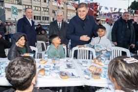 bergamanin-iftar-sofrasi-tip-bayraminda-doktor-baskanlari-bulusturdu-ARbXxwVu.jpg