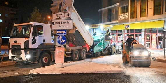 Bornova’da gece asfalt mesaisi