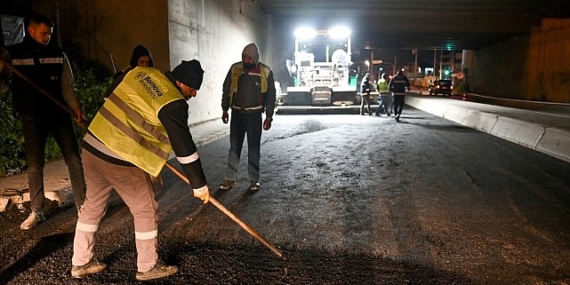 Bornova’da yağmur bitti, asfalt serimi başladı