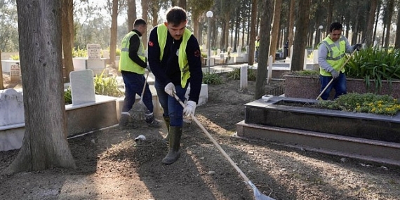 Burhaniye’de Ramazan Bayramı Öncesi Mezarlıklarda Kapsamlı Paklık