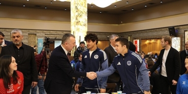 buyukakin-basarili-atletlerle-iftar-yapti-9PlT9Zs4.jpg