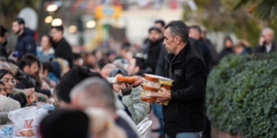 Büyükşehir iftar sofrasını bu kere Karşıyaka’da kurdu
