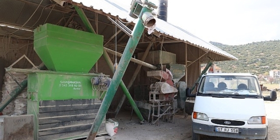 Büyükşehir ziraî ekipman dayanakları ile üreticilerin yüzünü güldürüyor