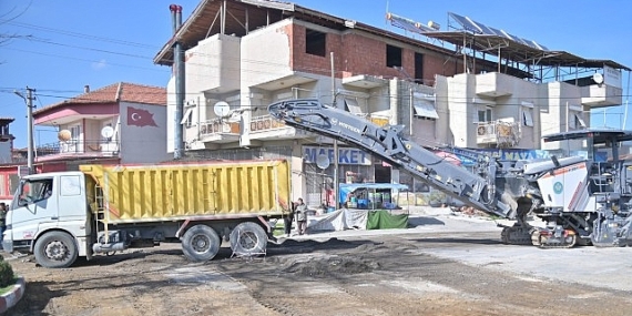Büyükşehir’den Kula’da Ulaşım Konforu için 8 Bin Tonluk Asfalt Çalışması